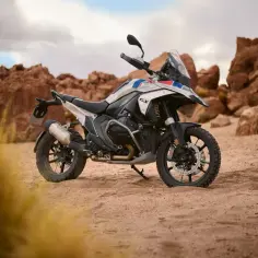 Motocykl BMW GS 1150 na pustynnym tle, gotowy na przygodę wśród skał.