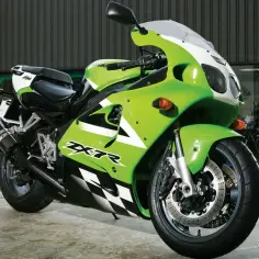 Zielony Kawasaki ZXR 750 z czarno-białą szachownicą na owiewce, gotowy do jazdy.