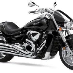 Czarny motocykl Suzuki Boulevard M109R z chromowanymi detalami, gotowy na przejażdżkę.