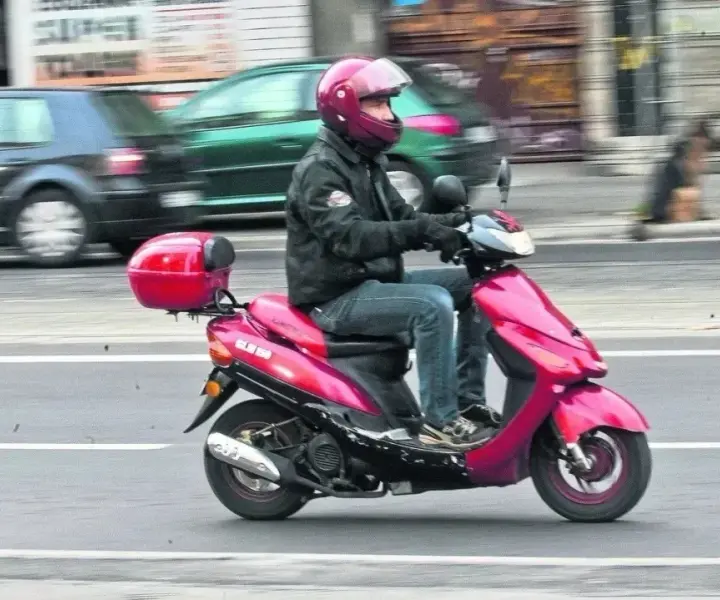 Czy karta rowerowa uprawnia do jazdy motorowerem? Sprawdź to teraz!