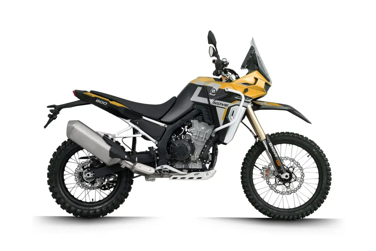 Żółto-czarny motocykl Kove 800x Rally gotowy na przygodę.