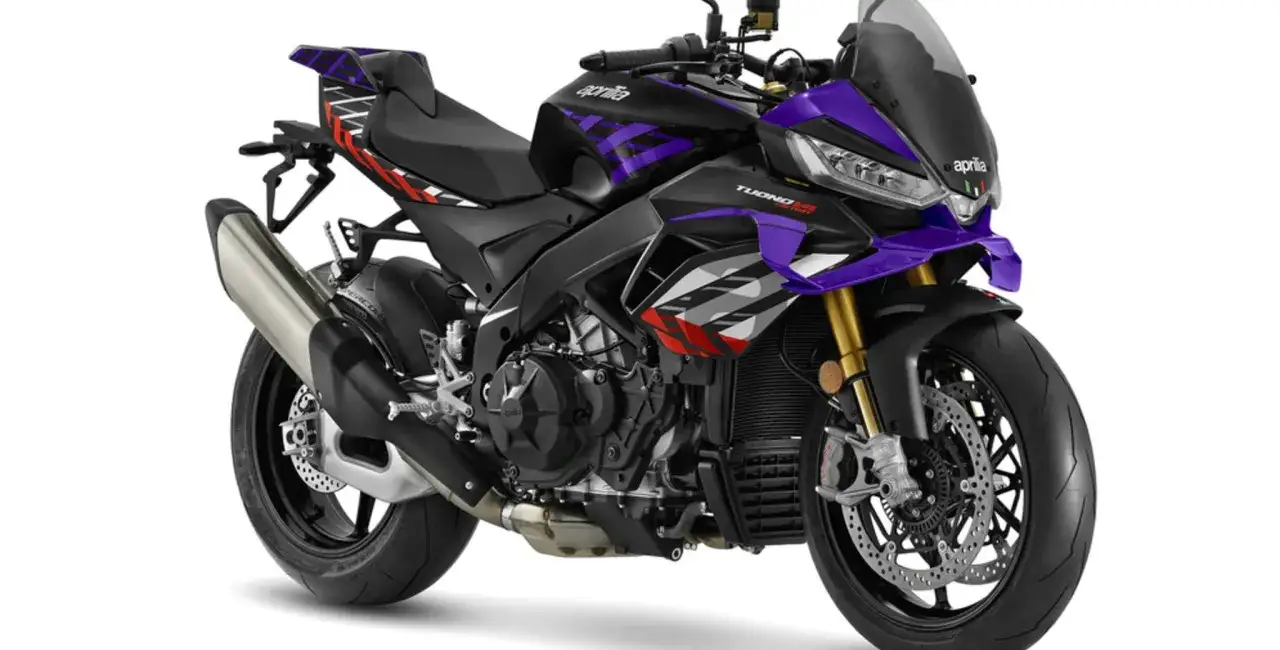 Czarny motocykl Aprilia Tuono V4 z fioletowymi i szarymi akcentami, gotowy na podbój dróg.