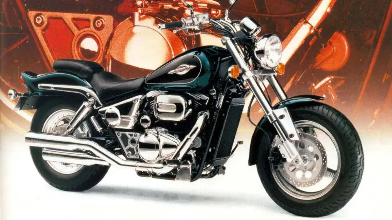 Suzuki Marauder w ciemnozielonym kolorze, z chromowanymi elementami i masywnym silnikiem. Klasyczny cruiser gotowy na drogę.