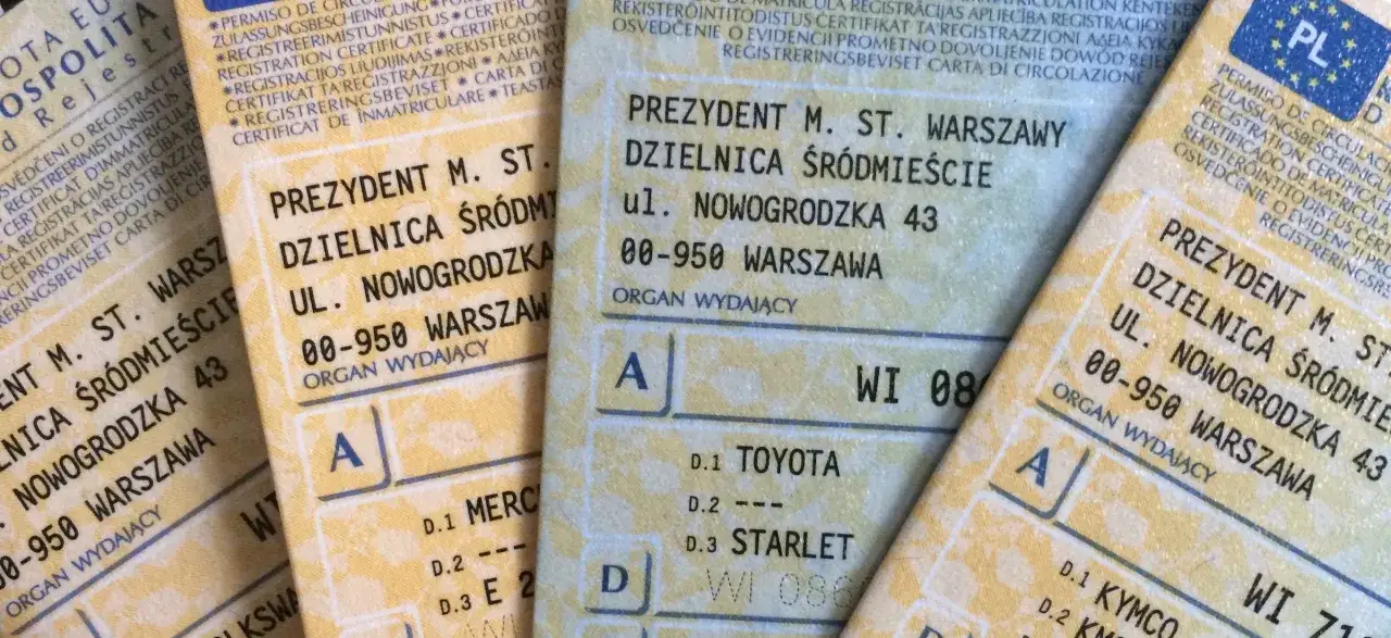 Dowody rejestracyjne pojazdów, jeden z nich z informacją o zgubieniu dowodu rejestracyjnego.