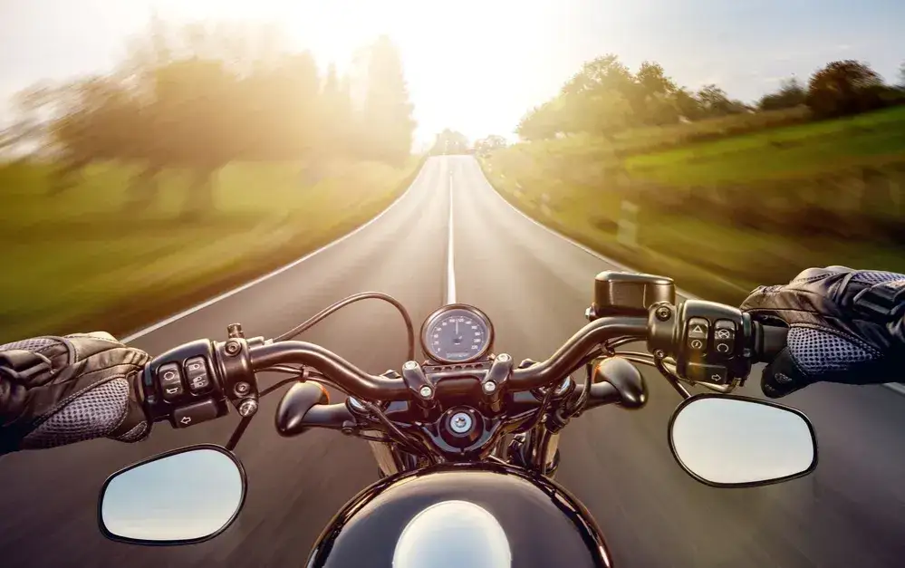 Zdjęcie Najlepsze trasy motocyklowe w Czechach: odkryj ukryte skarby
