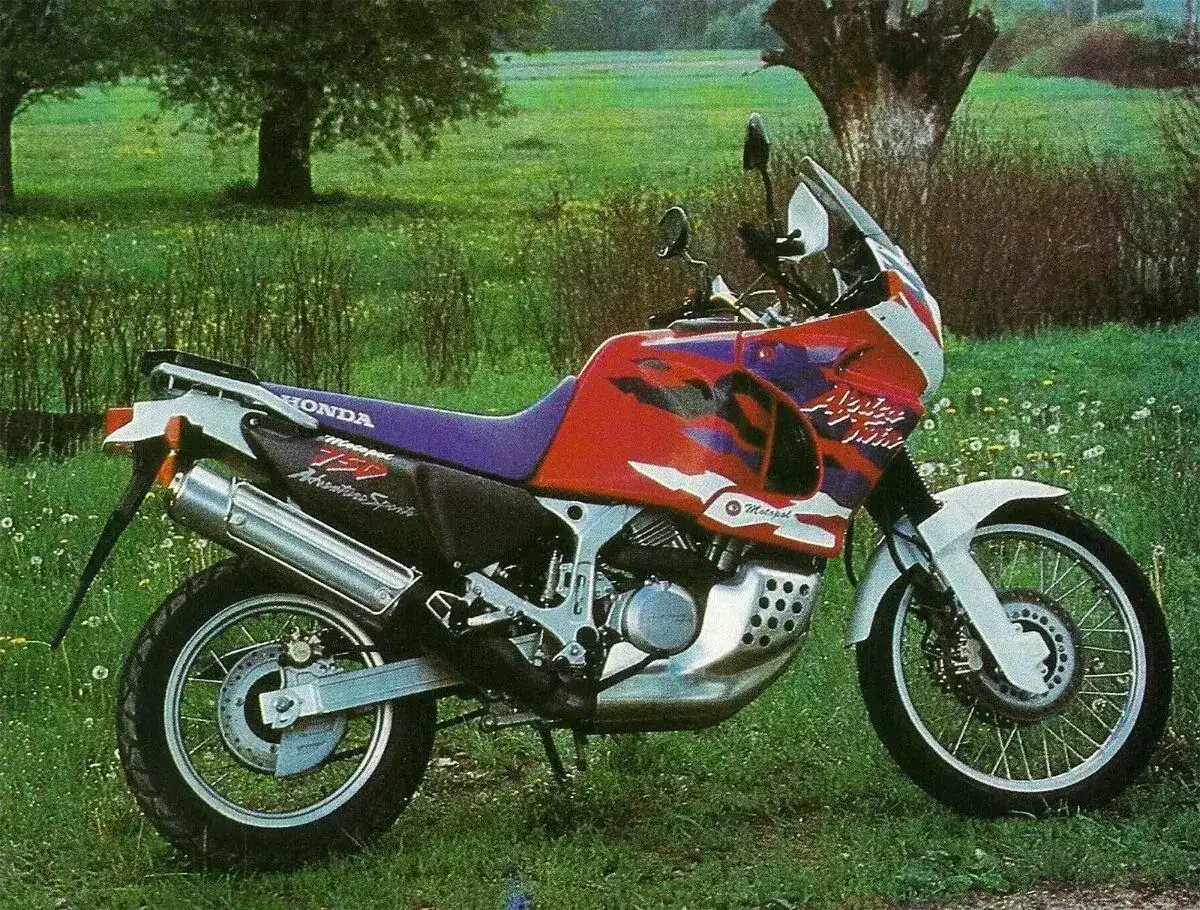 Honda Africa Twin 750 Adventure Sports gotowy na wyprawę przez zielone pola.