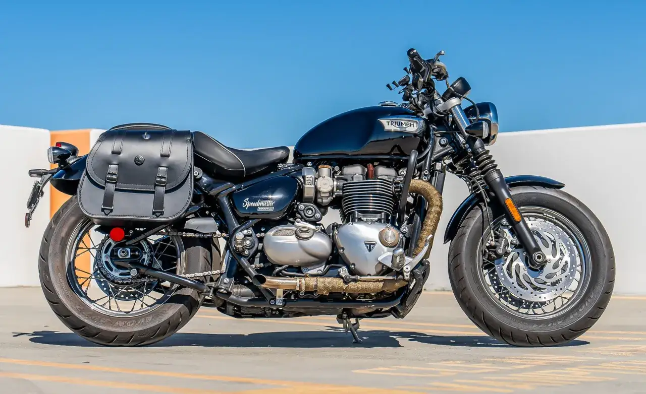 Czarny Triumph Speedmaster z sakwami, gotowy na podróż.