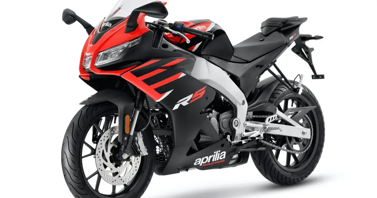 Sportowy motocykl Aprilia RS 125 w kolorze czarno-czerwonym. Idealny jako pierwszy motor na kat B.