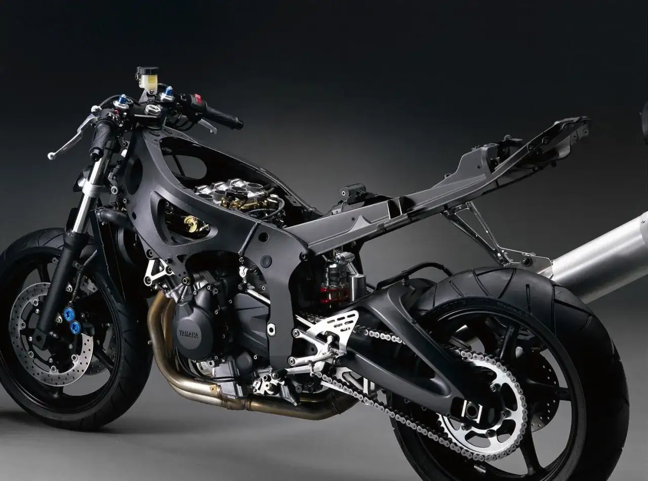 Czarny motocykl Yamaha R6 bez owiewek, widoczny silnik i rama. Poznaj yamaha r6 dane techniczne.