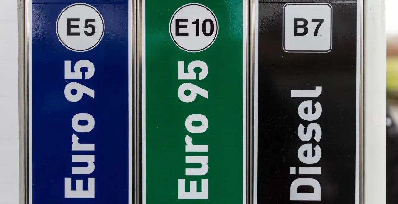 Na stacji paliw widoczne oznaczenie benzyny: Euro 95 z E5, Euro 95 z E10 oraz Diesel B7.