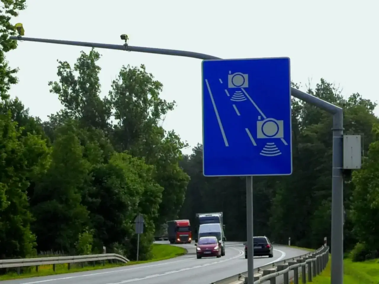 Znak informuje o odcinkowym pomiarze prędkości. Uważaj na kamery rejestrujące jazdę.
