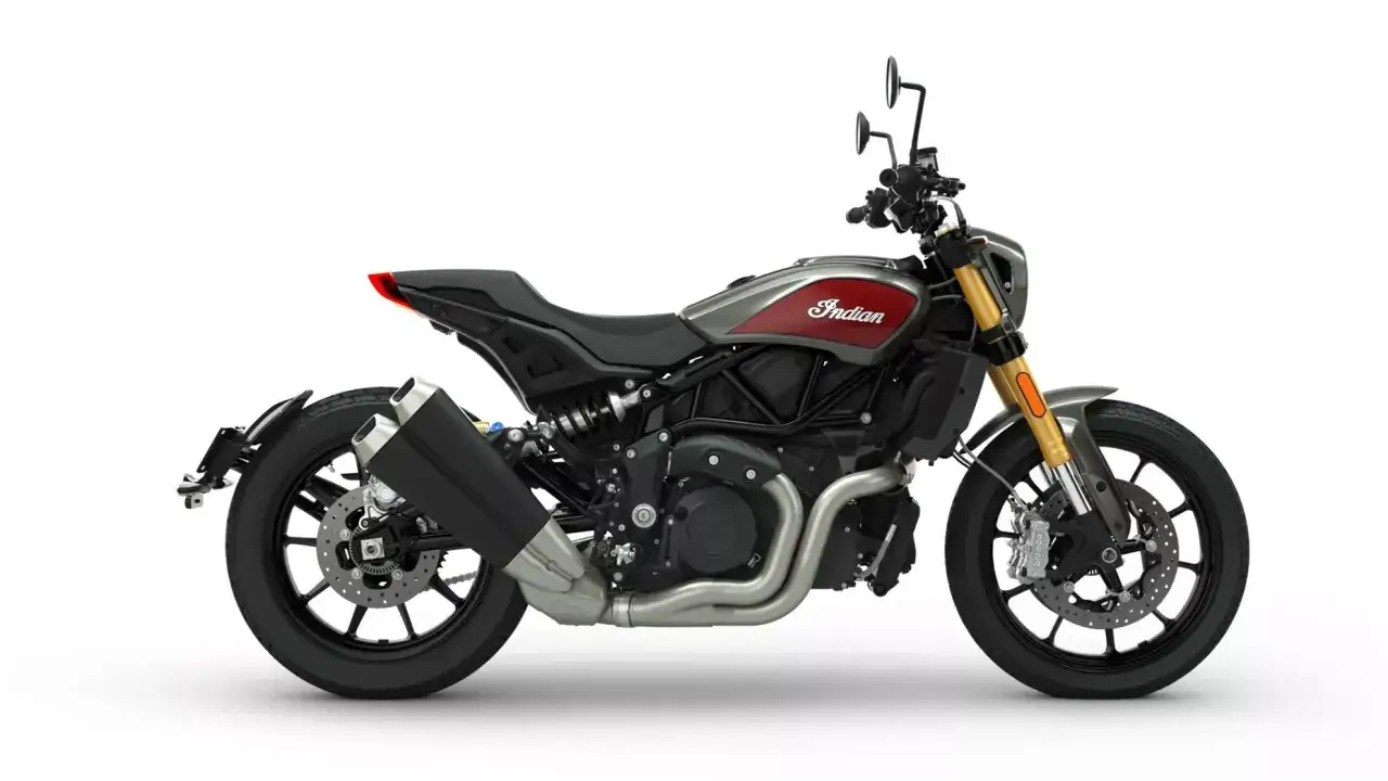 Stylowy motocykl Indian FTR 1200 w kolorze szaro-czerwonym, z czarnym siedzeniem i wydechem.