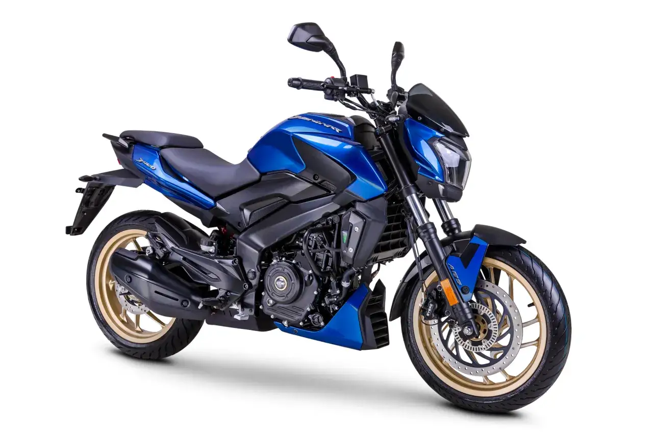Niebieski Bajaj Dominar 400 z złotymi felgami, gotowy na przygodę.
