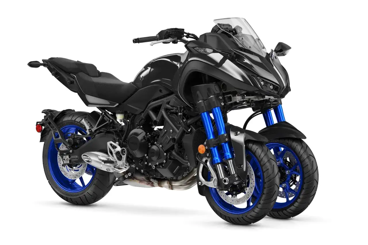 Czarny motocykl Yamaha Niken z niebieskimi widelcami i felgami, prezentujący swoją unikalną konstrukcję z trzema kołami.