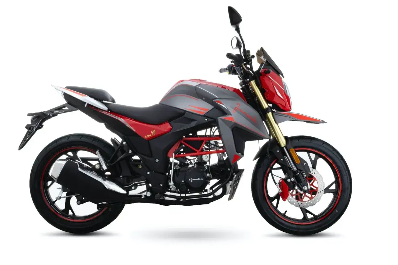 Nowy motorower Junak ADV 50 w szaro-czerwonej kolorystyce. Czy można jeździć motorowerem na dowód? Tak, ten model jest idealny na początek przygody z jazdą.