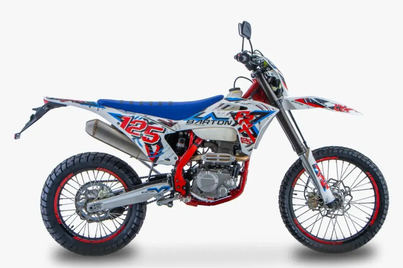 Barton 125 z homologacją, biało-niebieski motocykl enduro z czerwonymi akcentami, gotowy na przygodę.