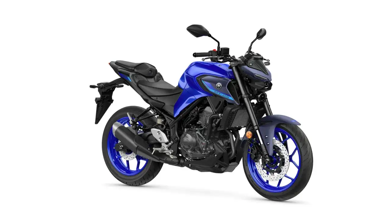 Niebieski motocykl Yamaha MT-03 z czarnym siedzeniem i detalami. Idealny do miejskiej dżungli.