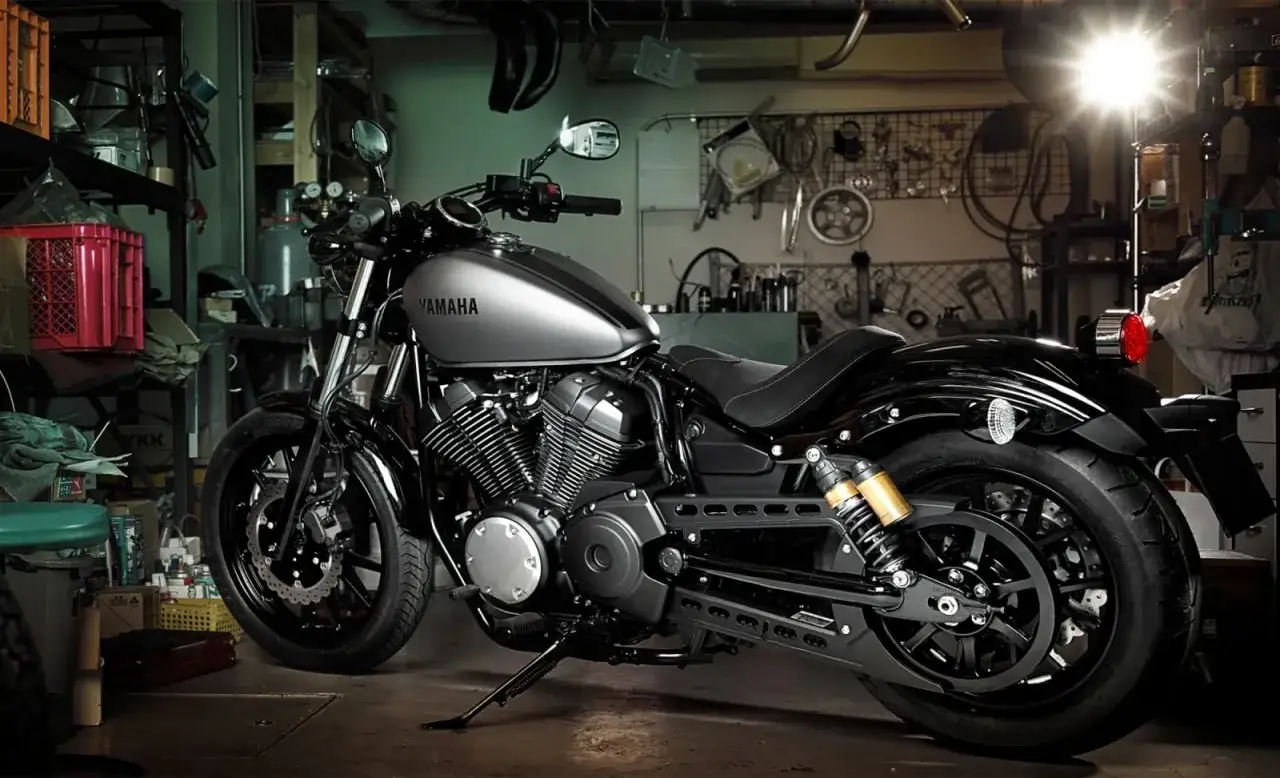 Stylowy Yamaha chopper w garażu, gotowy do jazdy.