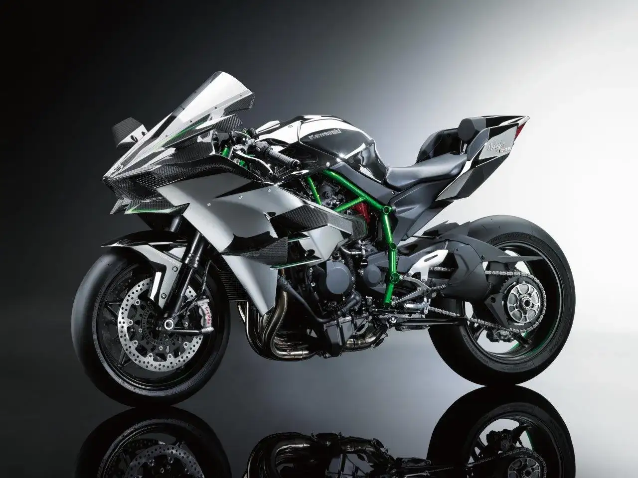 Kawasaki H2R, lśniący motocykl sportowy z zieloną ramą i elementami z włókna węglowego, gotowy do bicia rekordów prędkości.