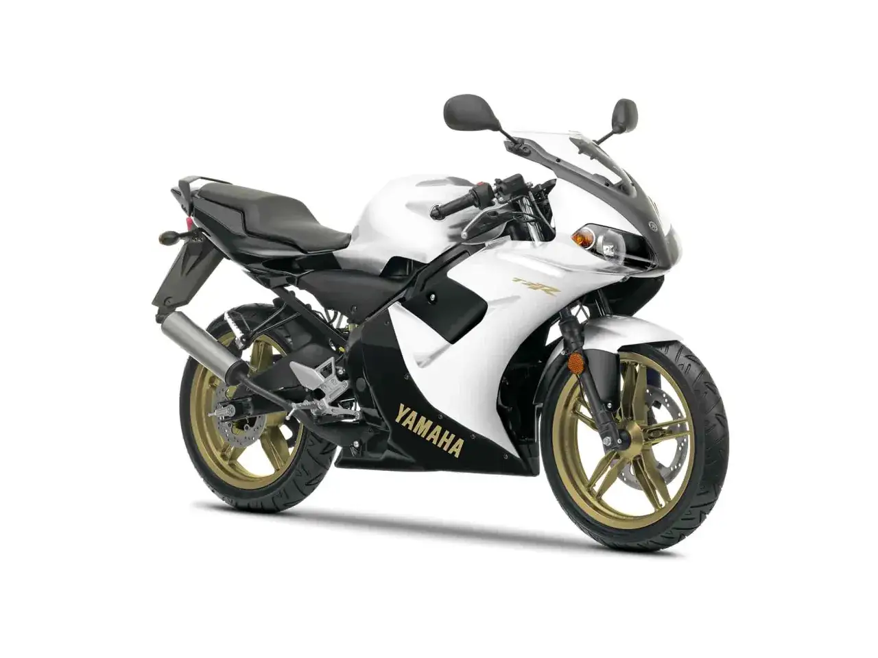 Biały motocykl Yamaha TZR 50 z czarnymi akcentami i złotymi felgami. Idealny do miejskich podróży, oferuje sportowy wygląd i zwinność, jakby miał v-max.