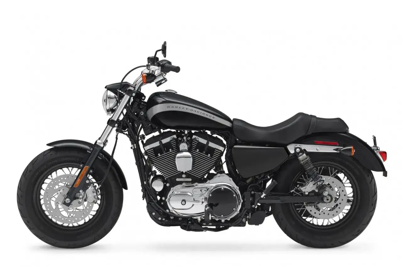 Czarny motocykl Harley Sportster 1200 z chromowanymi elementami, gotowy na drogę.