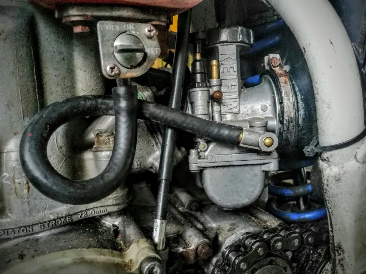 Silnik motocykla z gaźnikiem Keihin. Widoczny zawór paliwa i przewody. Czyszczenie gaźnika bez rozbierania jest możliwe dzięki specjalnym preparatom.