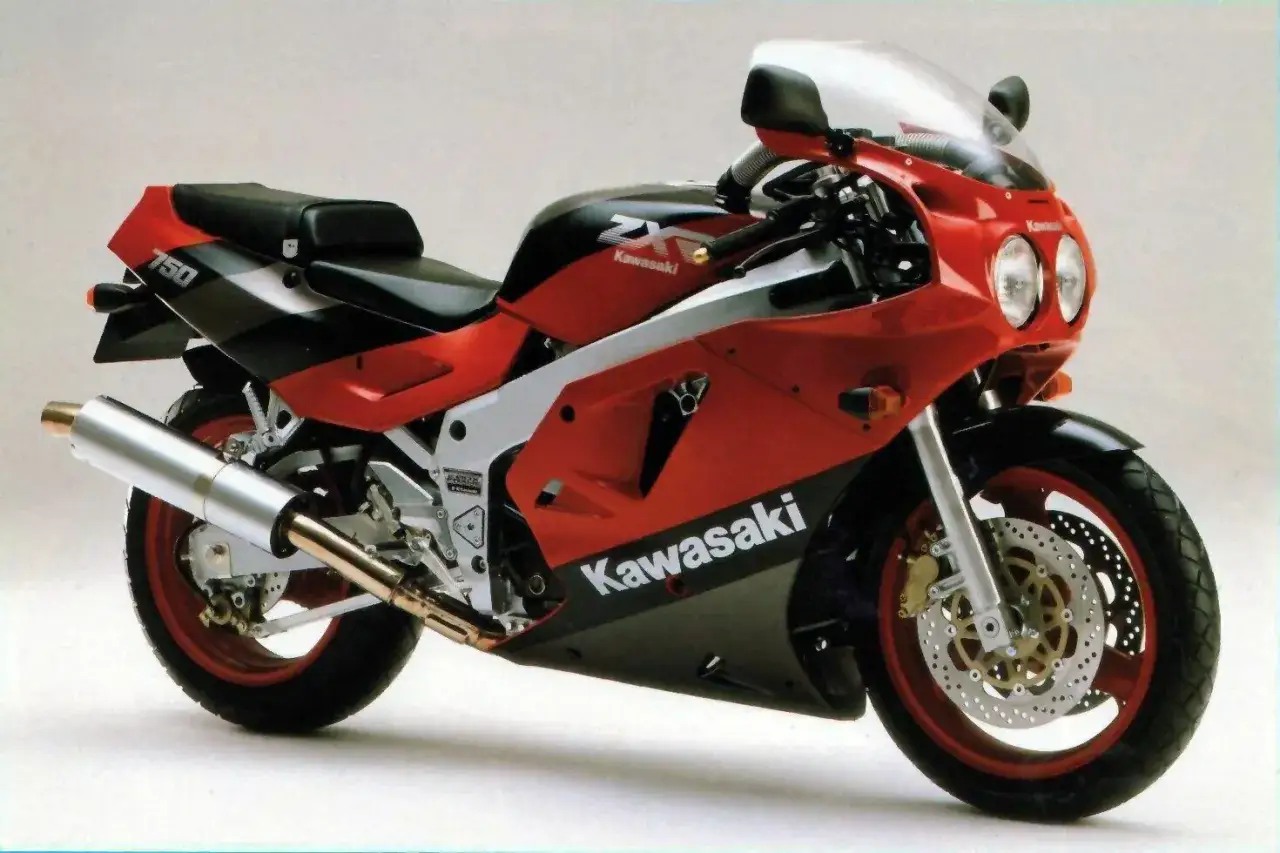 Czerwono-czarny motocykl Kawasaki ZXR 750 z lat 90. z charakterystycznym podwójnym reflektorem i sportowym wyglądem.