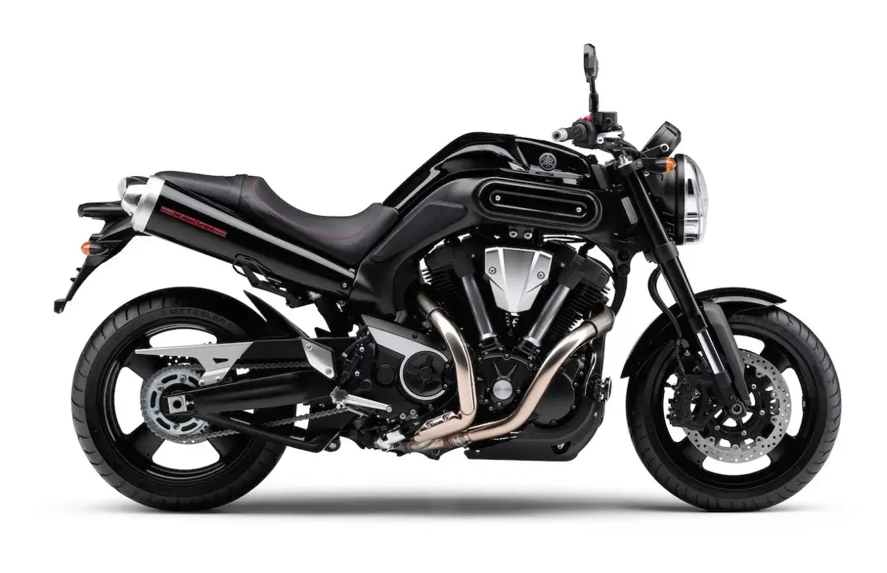 Czarny motocykl Yamaha MT-01 z masywnym silnikiem V-twin i sportowym wydechem. Idealny do miejskiej dżungli.