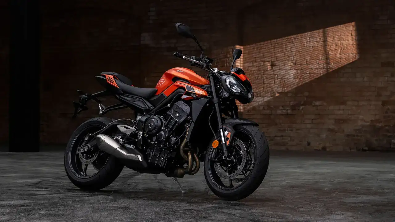 Pomarańczowy Triumph Street Triple 765, gotowy do podboju miejskich ulic.