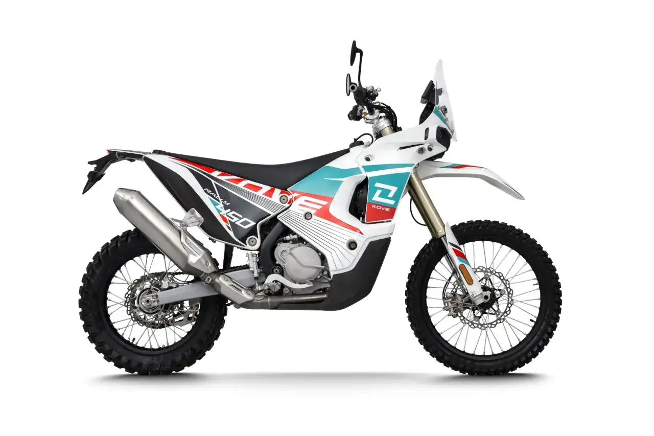 Biały motocykl Kove 450 Rally z kolorowymi grafikami, gotowy na przygodę.