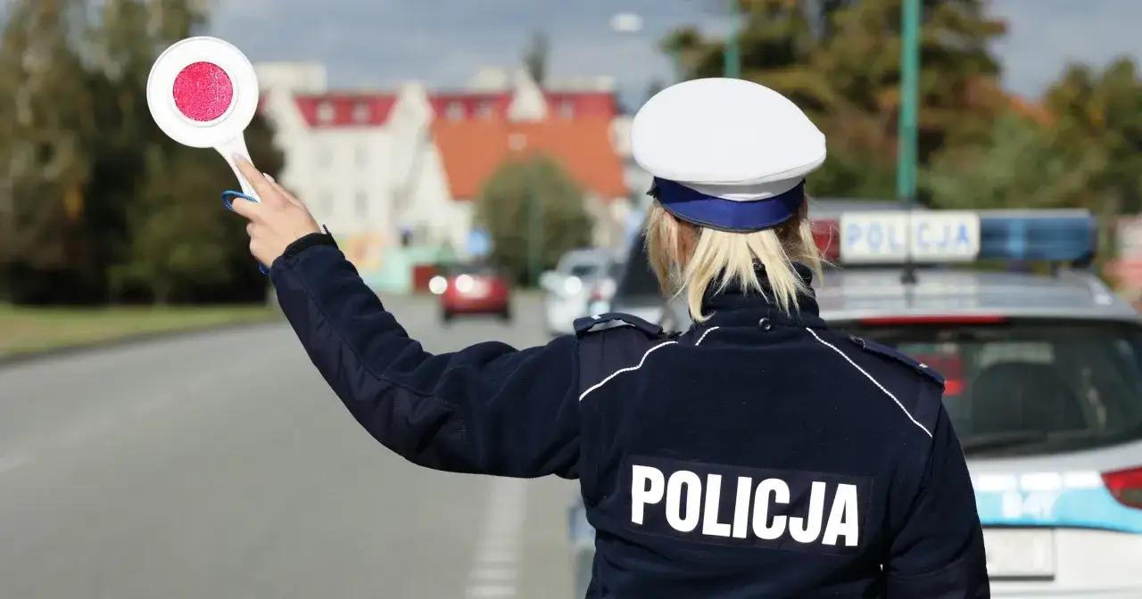 Policjantka zatrzymuje pojazd. Kierowca, który jest recydywistą za prędkość, musi zwolnić.