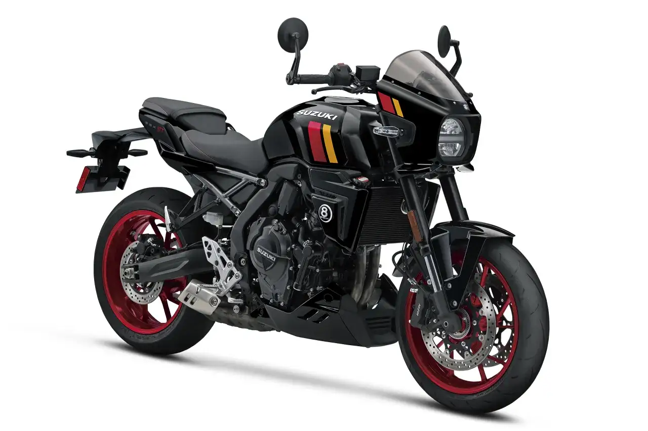 Czarny japoński motocykl Suzuki GSX-8S z czerwonymi felgami i ozdobnymi pasami na baku.