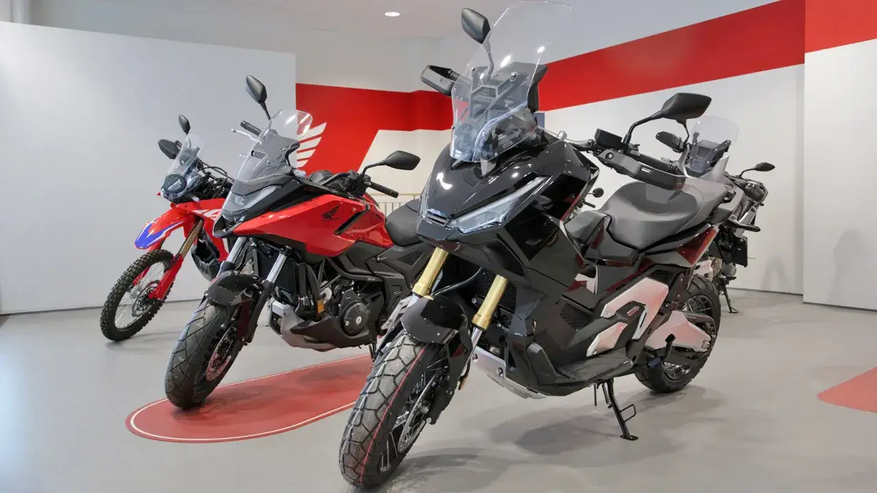 Trzy motocykle Honda w salonie. Czarny i czerwony ADV, czerwony cross. Sprawdź honda finansowanie i wybierz swój wymarzony motocykl.