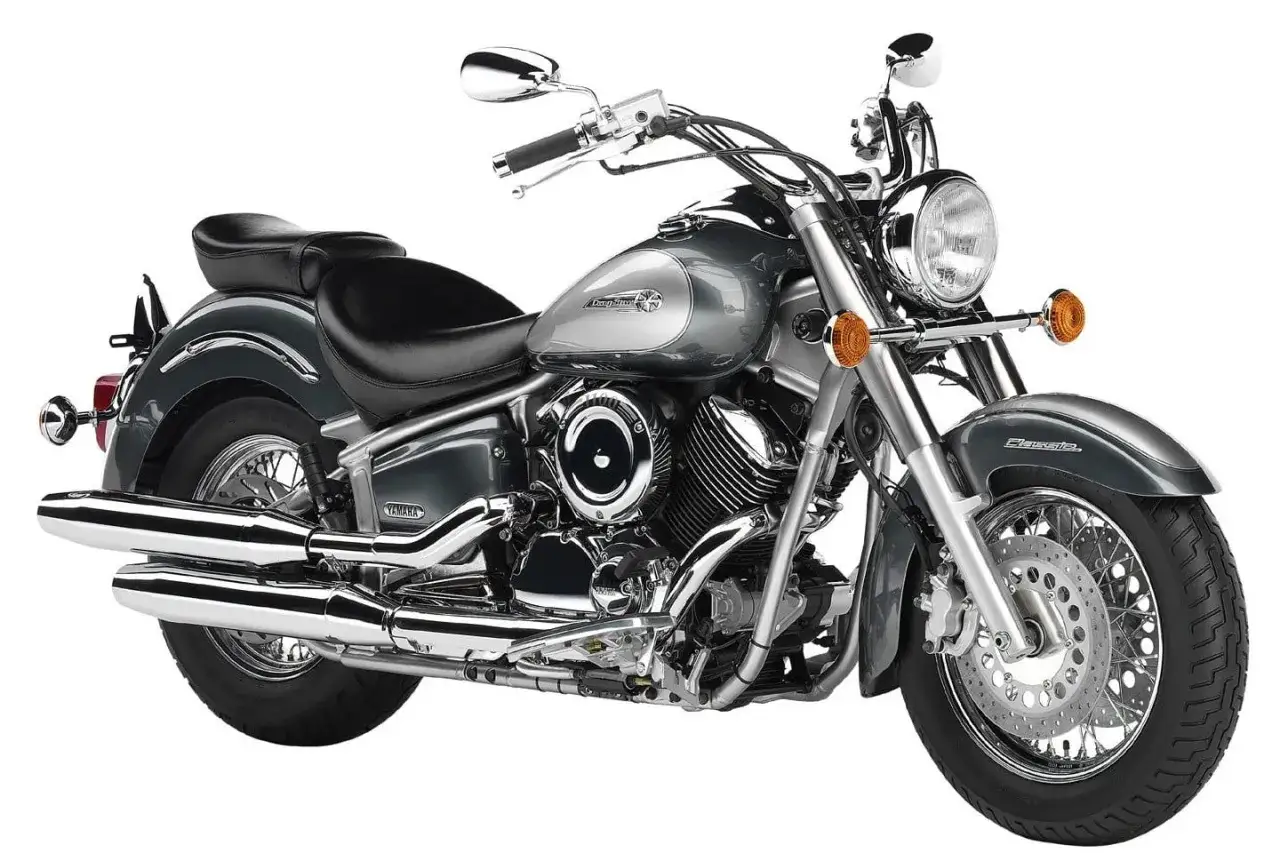 Szary motocykl Yamaha Drag Star 1100. Klasyczny cruiser z chromowanymi elementami, idealny do długich podróży. Dane techniczne dostępne online.