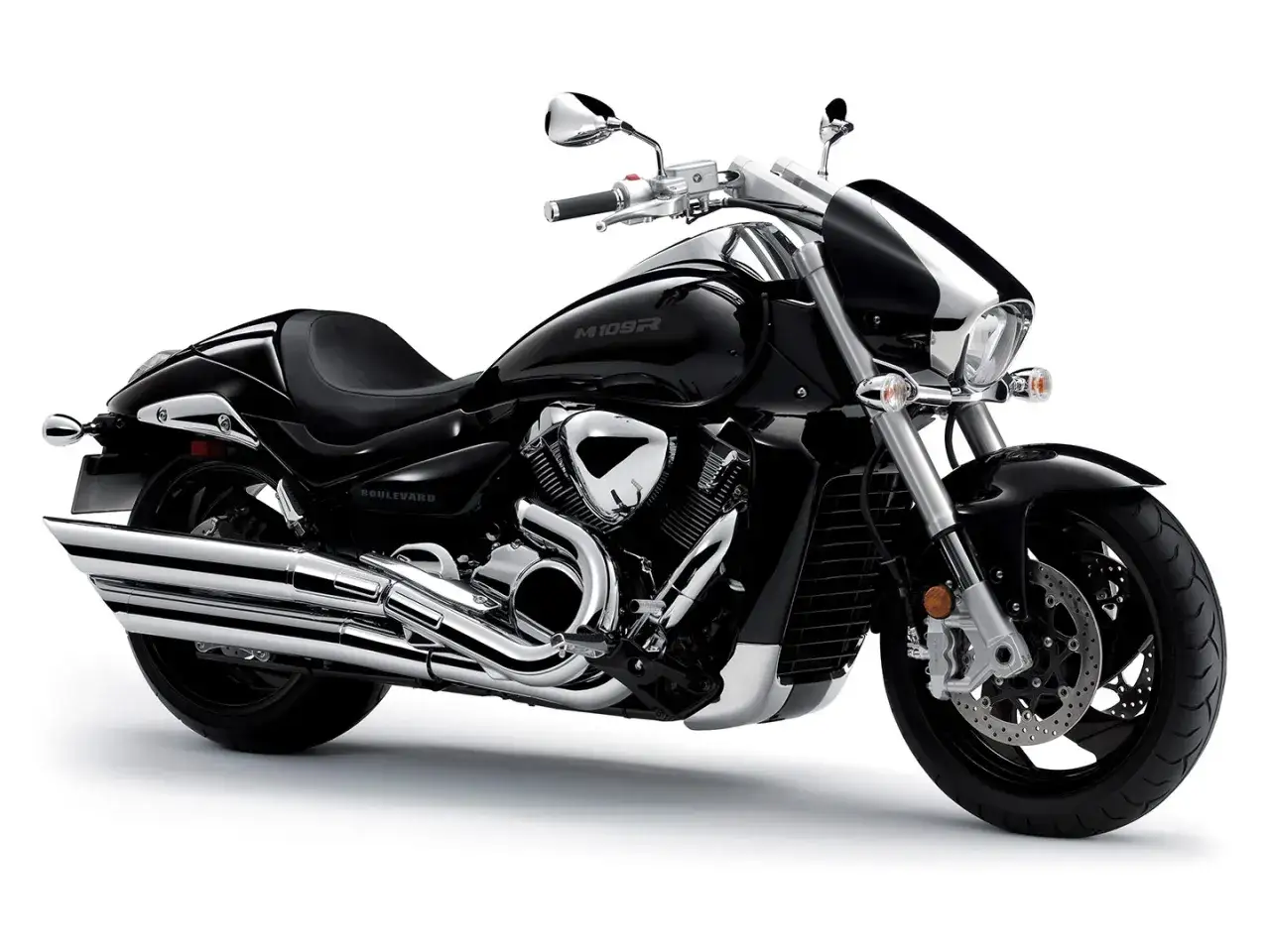 Czarny motocykl Suzuki Boulevard M109R z chromowanymi elementami, gotowy na długie trasy.