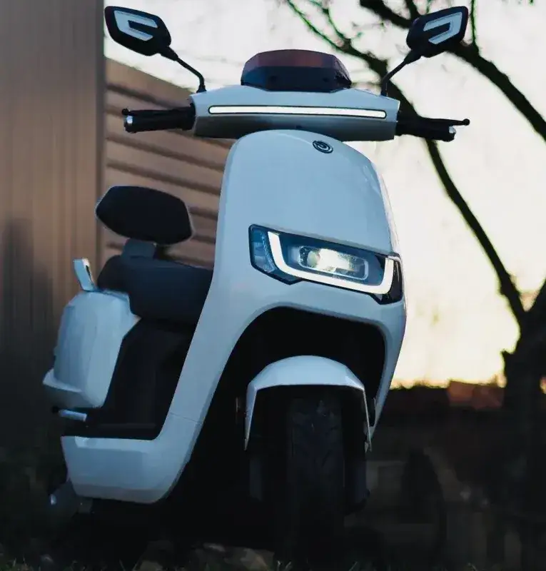 Zdjęcie Czy motorowerem można jeździć bez prawa jazdy? Sprawdź, co grozi za brak uprawnień
