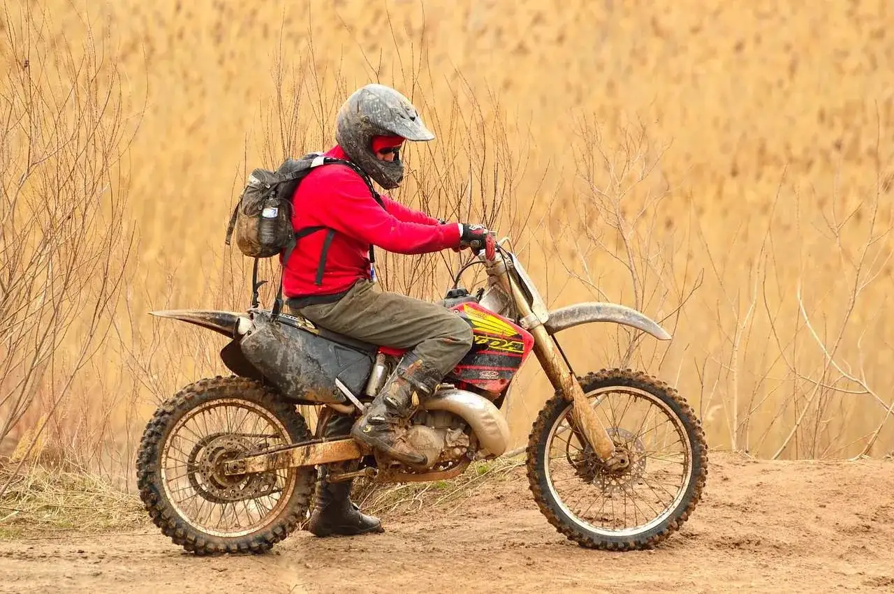 Zdjęcie Czym się różni cross od enduro? Kluczowe różnice, które musisz znać