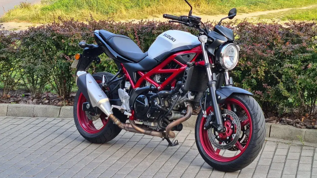 Suzuki SV 650 dane techniczne: czerwona rama, biały bak, czarne siedzenie, srebrny wydech. Idealny do miasta i na trasy.