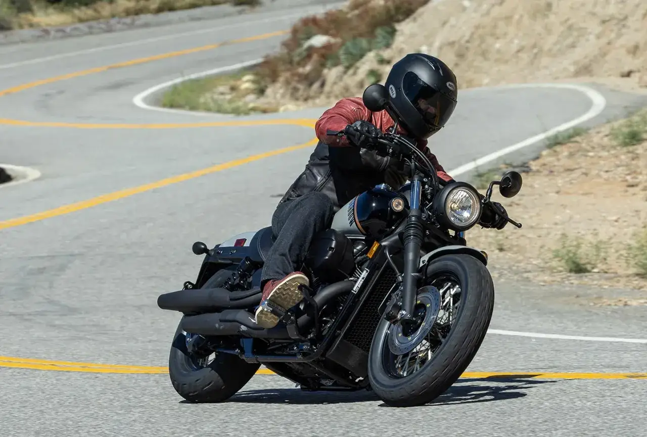 Motocyklista na zakręcie na krętej drodze. Honda Shadow 750 dane techniczne w praktyce.