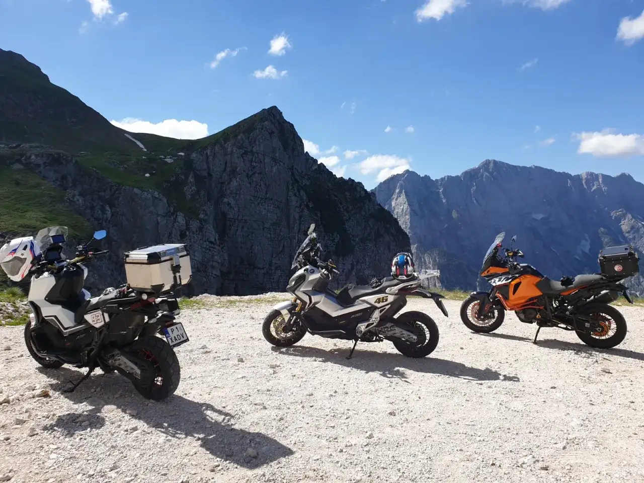 Trzy motocykle na tle górskich krajobrazów Austrii. Idealne miejsce na odkrywanie tras motocyklowych.