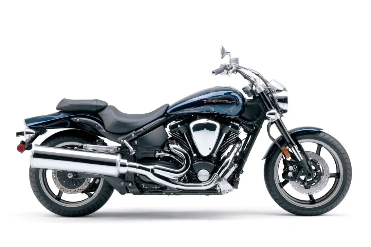 Stylowy, ciemnoniebieski yamaha cruiser z chromowanymi detalami i płomieniami na błotniku.