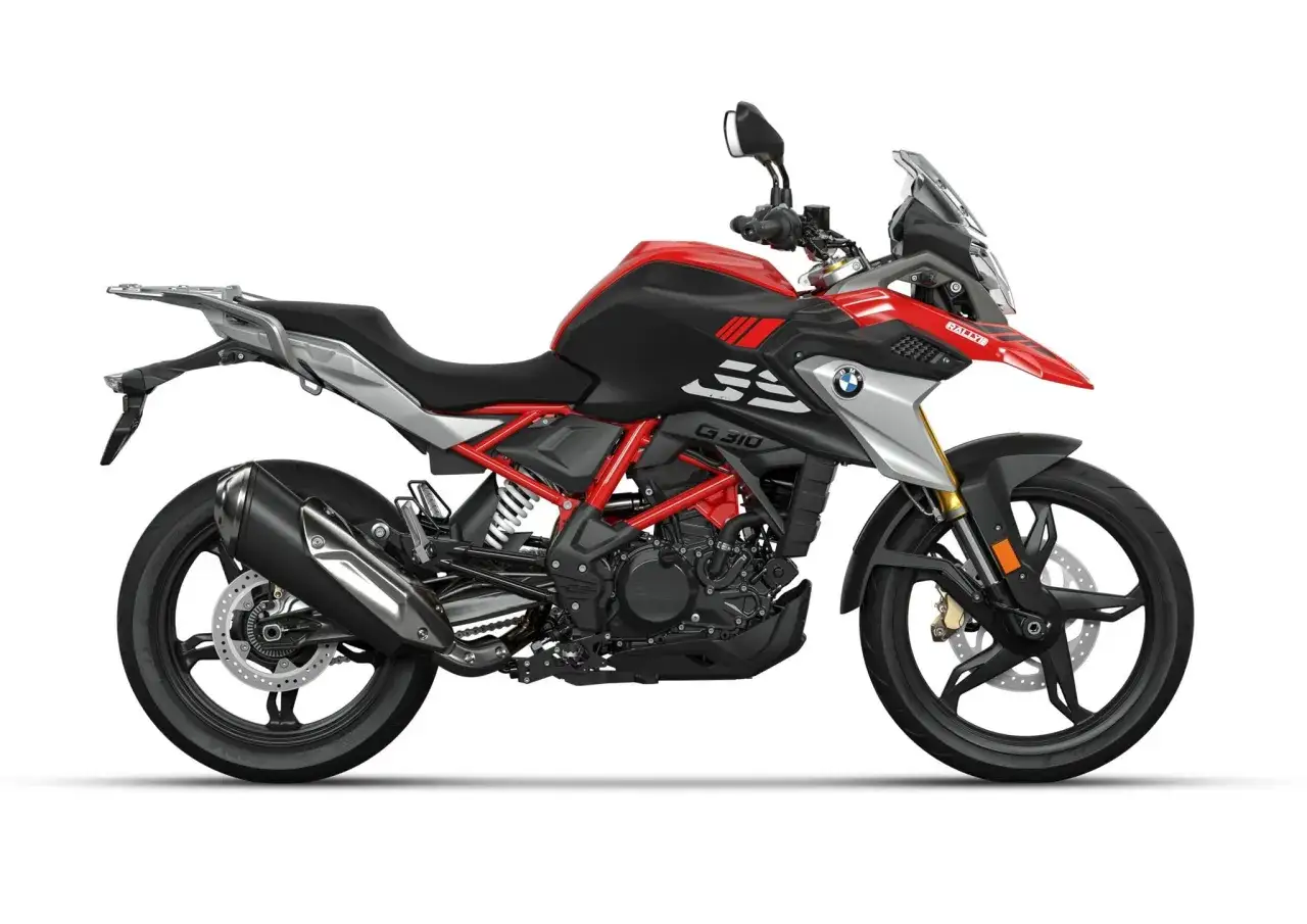Czerwono-czarny motocykl BMW G 310 GS z czerwonym stelażem i srebrnymi elementami, gotowy na przygodę.