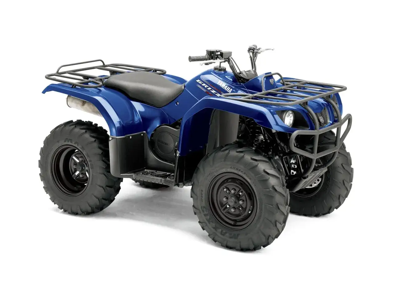 Niebieski quad Yamaha Grizzly 350 z bagażnikami z przodu i z tyłu, gotowy na przygodę.