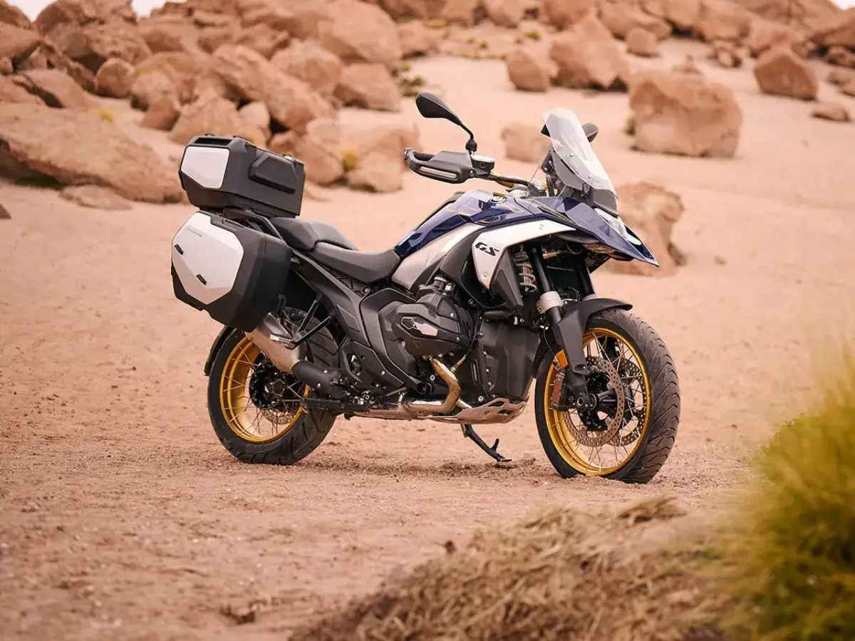 Nowy motocykl BMW R1300GS gotowy na przygodę po pustyni. Z kuframi i solidnym zawieszeniem, pokona każdy teren.