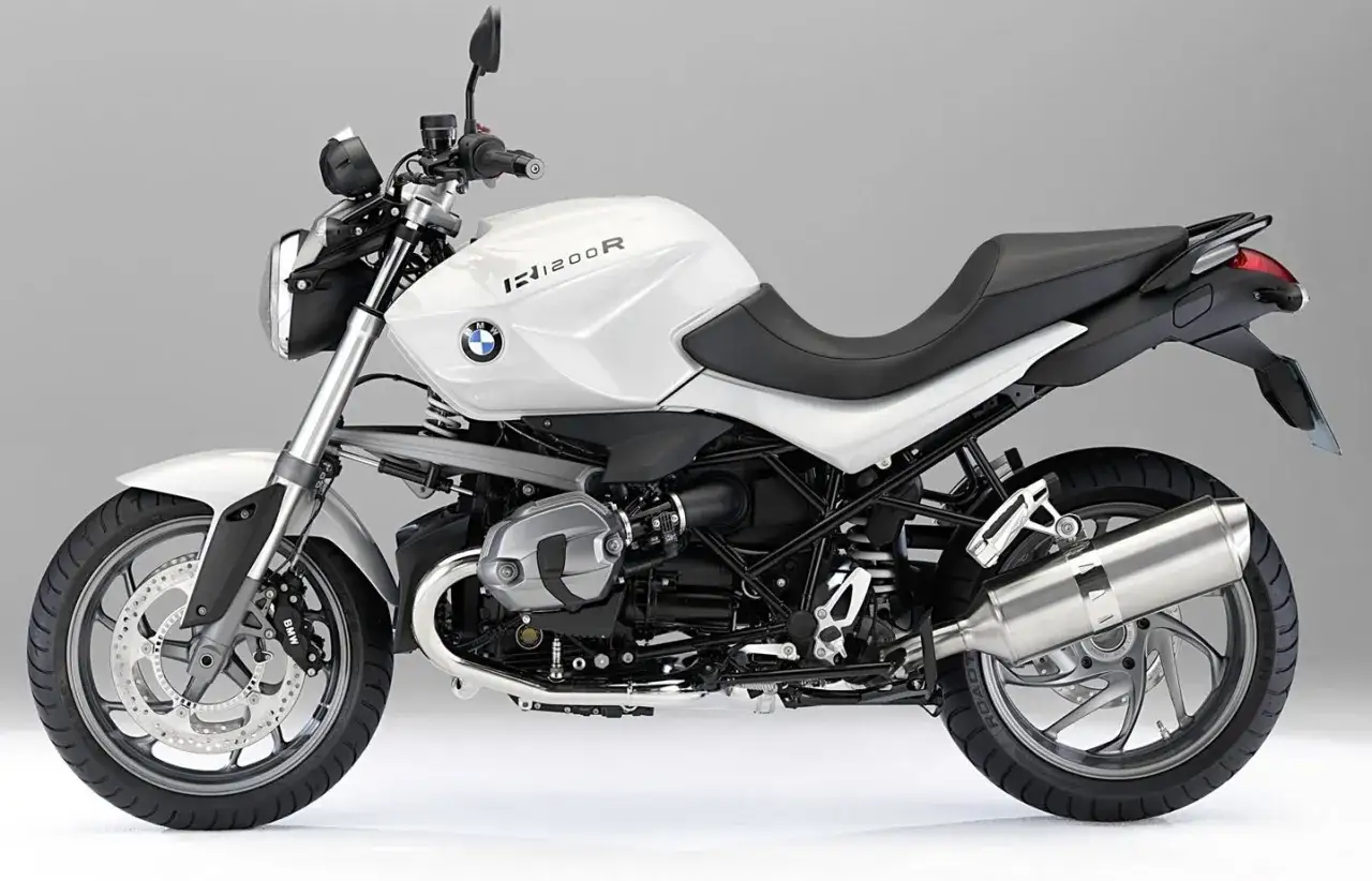 Biały motocykl BMW R1200R z czarnym siedzeniem i detalami, prezentujący moc i styl.