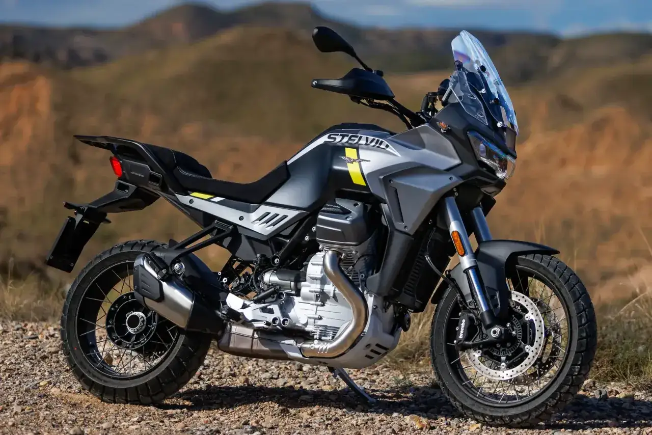 Nowy motocykl Moto Guzzi Stelvio gotowy na przygodę na pustynnych bezdrożach.