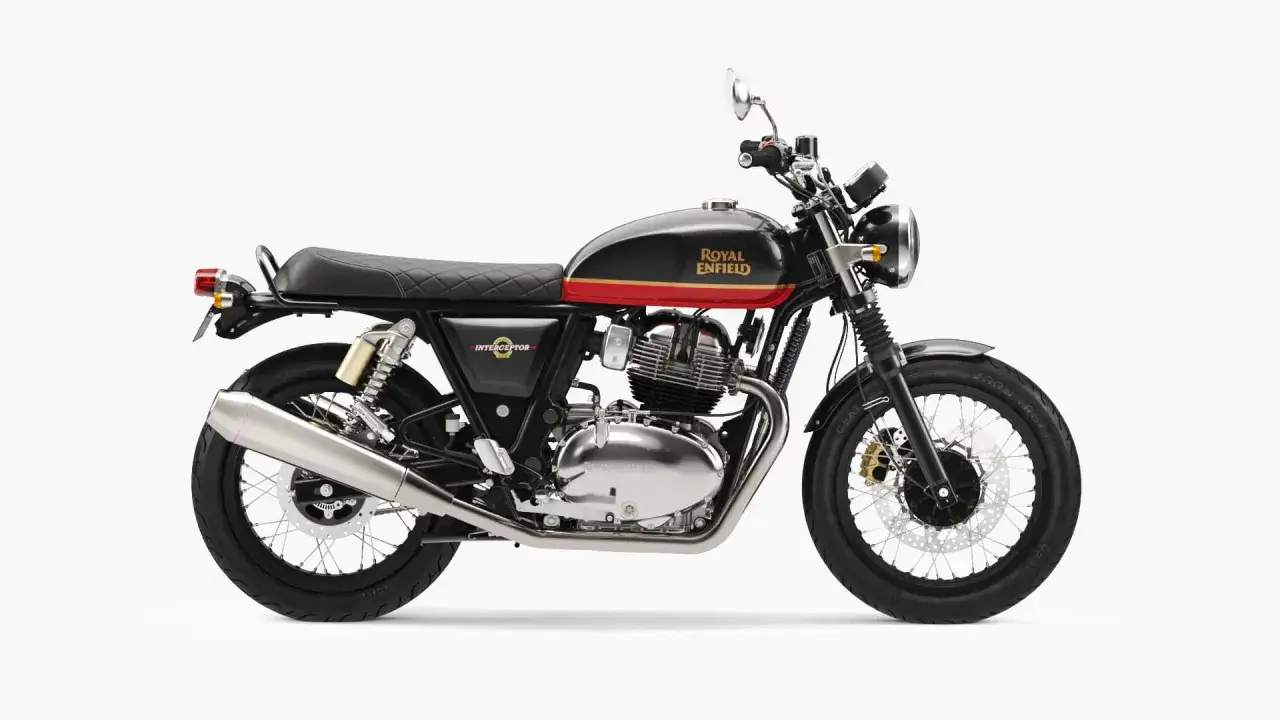 Czarny Royal Enfield Interceptor 650 z czerwonym pasem na baku. Klasyczny motocykl z chromowanymi elementami i pikowanym siedzeniem.