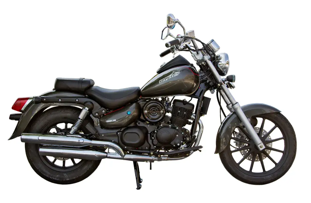 Stylowy motocykl Daelim Daystar 125 w ciemnoszarym kolorze, gotowy na przygodę.