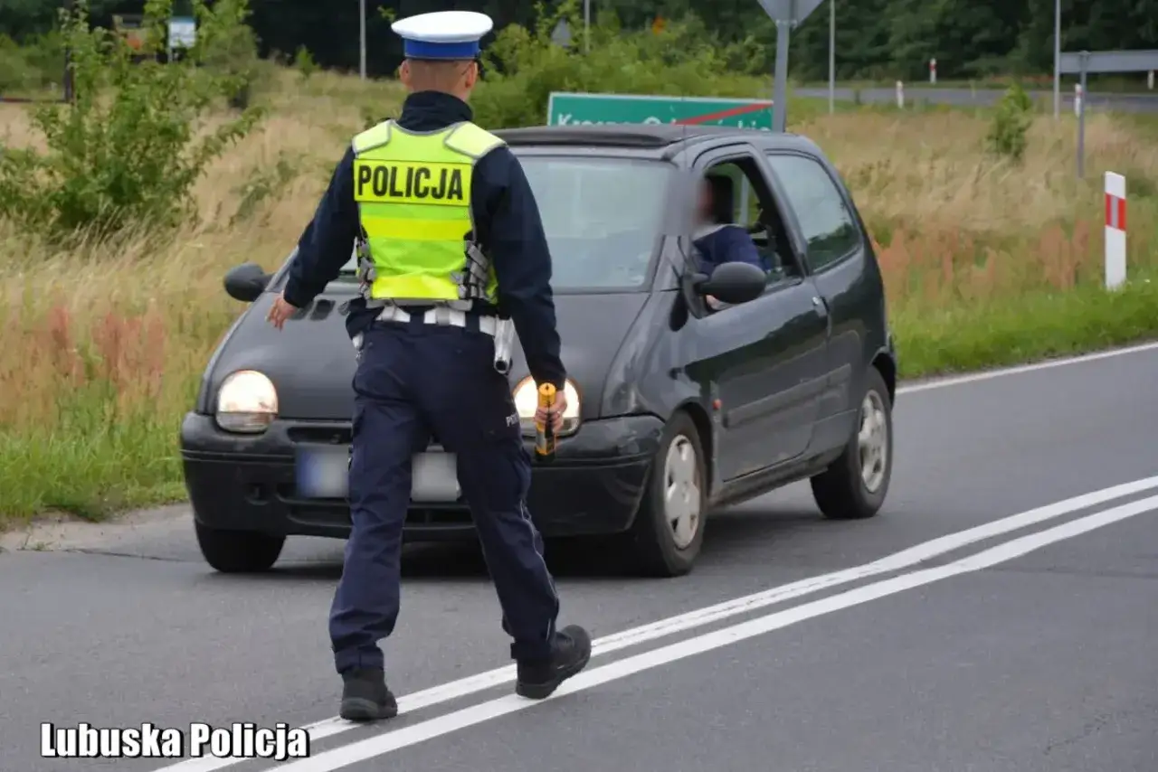 Policjant kontroluje kierowcę. W Polsce limit promili we krwi to 0,2.