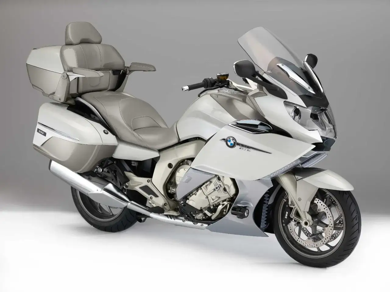 Biały motocykl turystyczny BMW 1600 GTL z wygodnym siedzeniem i bagażnikami, gotowy na długie podróże.
